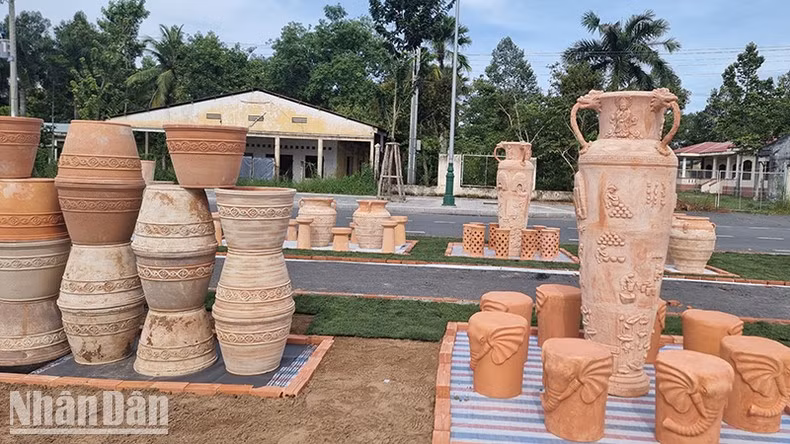 Muchos productos cerámicos rojos con patrones únicos.