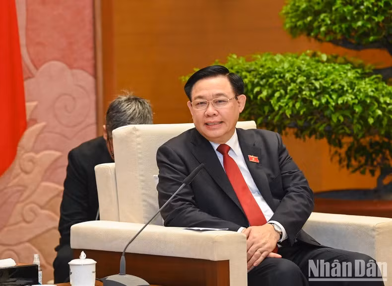 Vuong Dinh Hue habla en el encuentro. Vuong Dinh Hue habla en el encuentro.