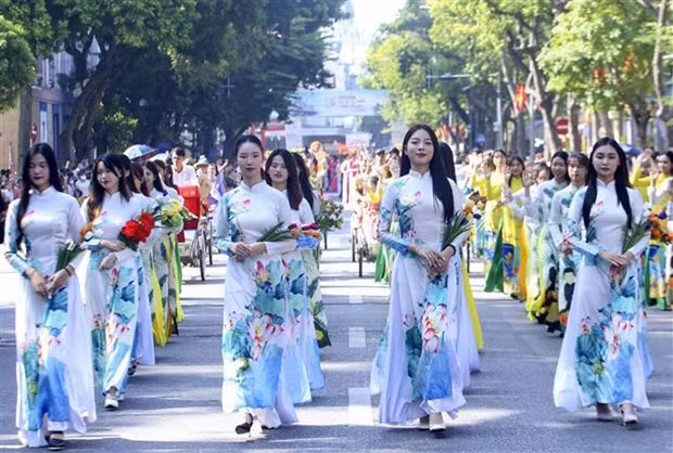 Un desfile de Ao dai (Fuente: VNA) Un desfile de Ao dai (Fuente: VNA)