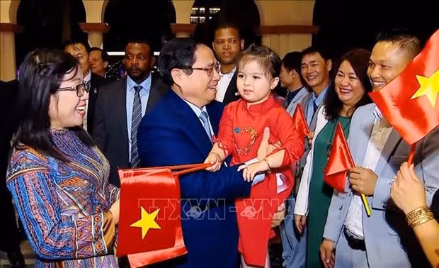 El personal de la Embajada y representantes de la comunidad vietnamita en EAU dan la bienvenida al primer ministro Pham Minh Chinh en el aeropuerto internacional Al Maktoum. (Fuente: VNA)