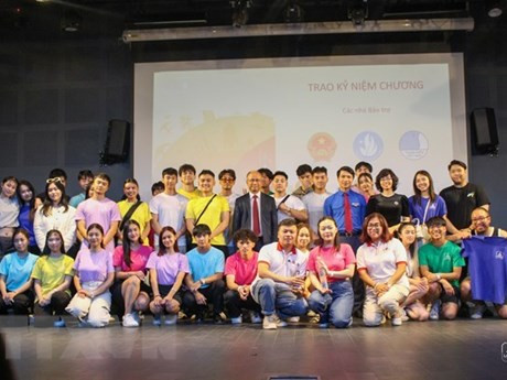 Campistas en la ceremonia de clausura del noveno Campamento de Verano para estudiantes vietnamitas en Europa (Foto: VNA)