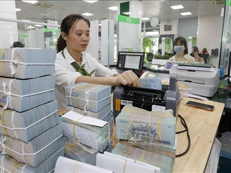 En un sucursal de Vietcombank (Foto de ilustración: VNA)