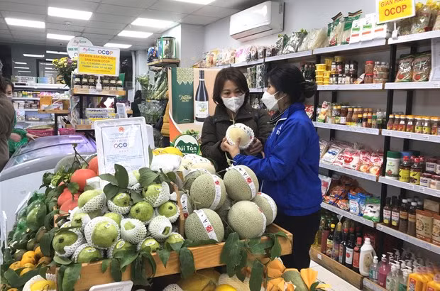 Consumidores compran los productos OCOP (Fuente: VNA)