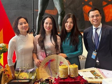 Dang Hoang Giang, jefe de la delegación permanente de Vietnam ante la ONU, visita el stand de Vietnam (Fuente: VNA)