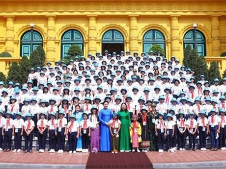 La vicepresidenta vietnamita Vo Thi Anh Xuan y los niños participantes en el campamento veraniego “Girasoles” (Foto: VNA)