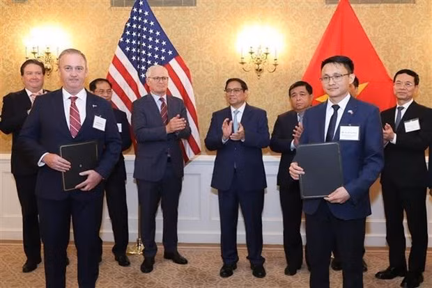 El primer ministro Pham Minh Chinh presenció la entrega de un memorando de entendimiento sobre cooperación en semiconductores entre empresas vietnamitas y estadounidenses. (Foto: VNA) El primer ministro Pham Minh Chinh presenció la entrega de un memorando de entendimiento sobre cooperación en semiconductores entre empresas vietnamitas y estadounidenses. (Foto: VNA)