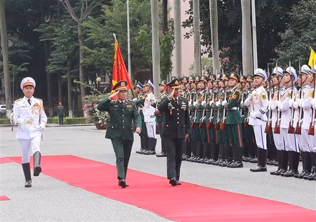 En el acto de bienvenida al general Chalermphon Srisawasdi, jefe de las Fuerzas Armadas Reales de Tailandia,(Fuente:VNA) En el acto de bienvenida al general Chalermphon Srisawasdi, jefe de las Fuerzas Armadas Reales de Tailandia,(Fuente:VNA)