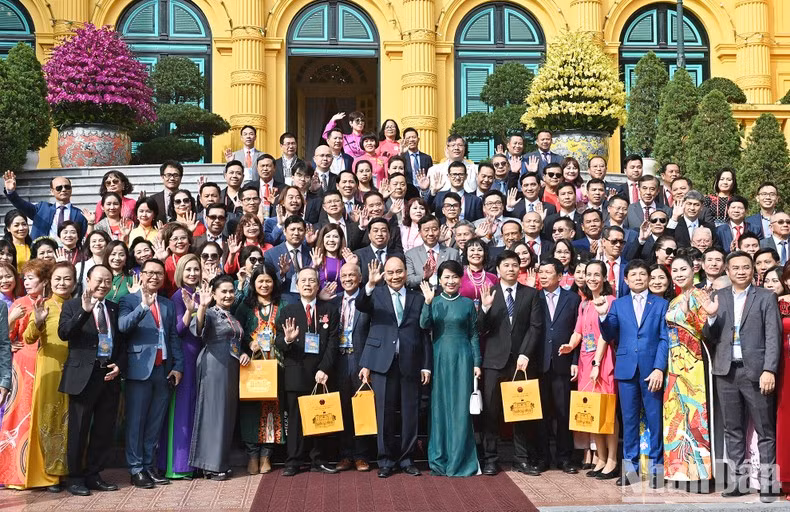 El presidente Nguyen Xuan Phuc y los delegados en el Palacio Presidencial.