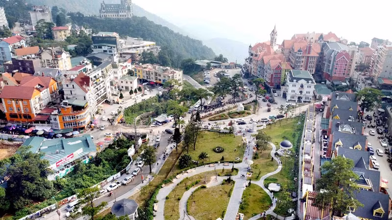 Camino a la zona turística de Tam Dao. (Fotografía: VNA)