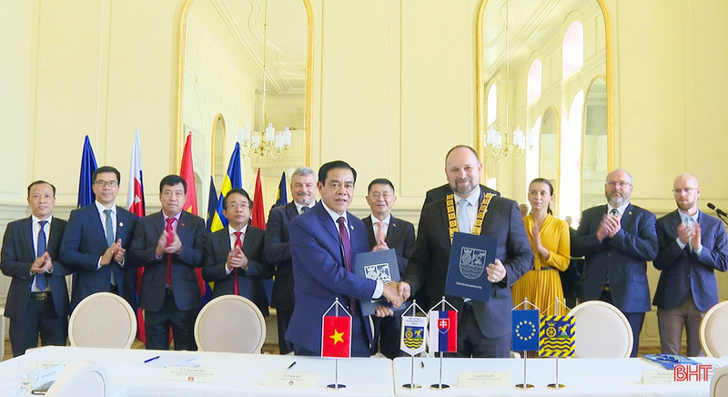Acto de firma de documentos de cooperación. 