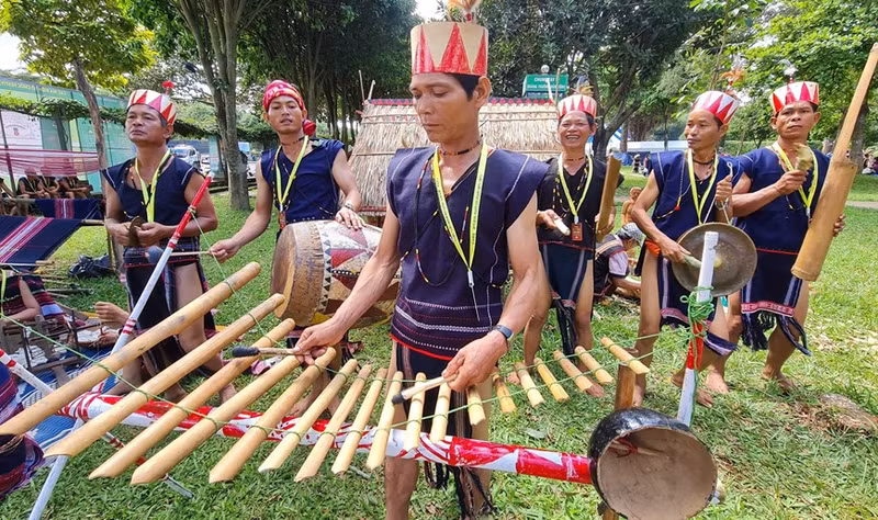 Los artistas interpretan instrumentos musicales tradicionales. (Foto: VNA)