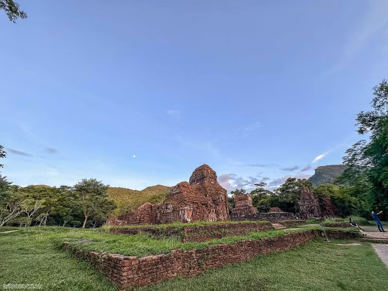 El destino está situado a unos 70 kilómetros de la ciudad de Da Nang y a 30 kilómetros al oeste de la carretera nacional 1A, en un valle de unos dos kilómetros de diámetro rodeado de montañas.