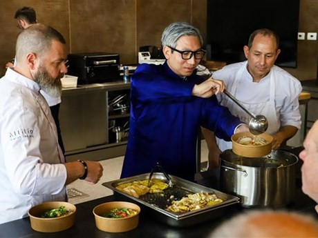 Los chefs de la escuela gastronómica Attilio preparan el Pho (Fuente: VNA)
