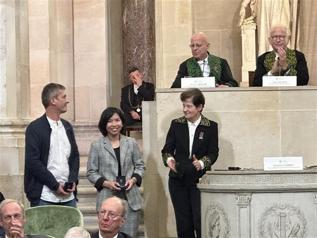 Hoang Thi Giang, investigadora del Instituto vietnamita de Genética Agrícola, y el profesor Stéphane Jouannic, del Instituto de Investigación para el Desarrollo (IRD) y docente de la Universidad de Montpellier, reciben el premio. (Fuente:VNA)
