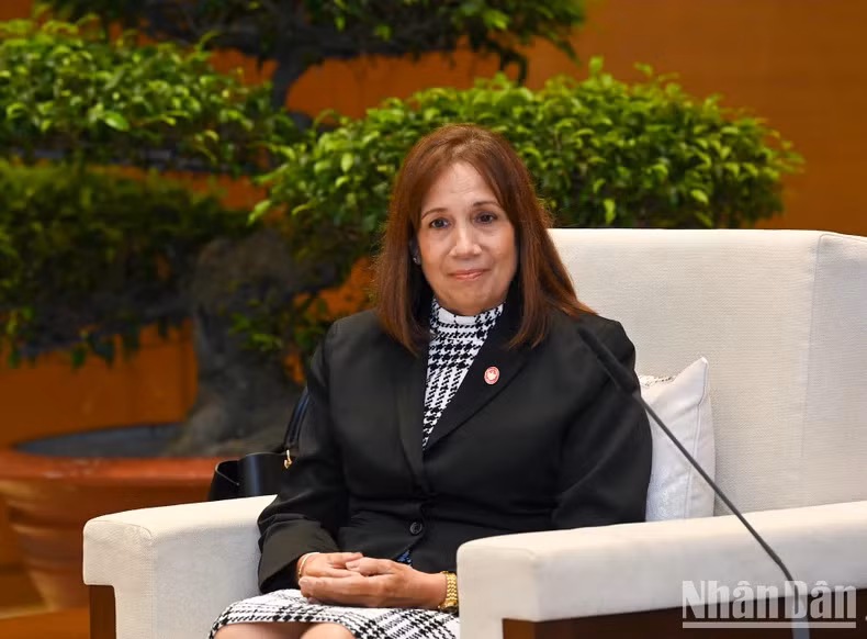 Ana María Mari Machado intercambia con el presidente de la ANV.