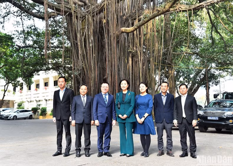 El presidente-editor de Nhan Dan, Le Quoc Minh y la embajadora de Corea del Sur, Oh Youngju y representantes del diario. (Foto: Thuy Nguyen)