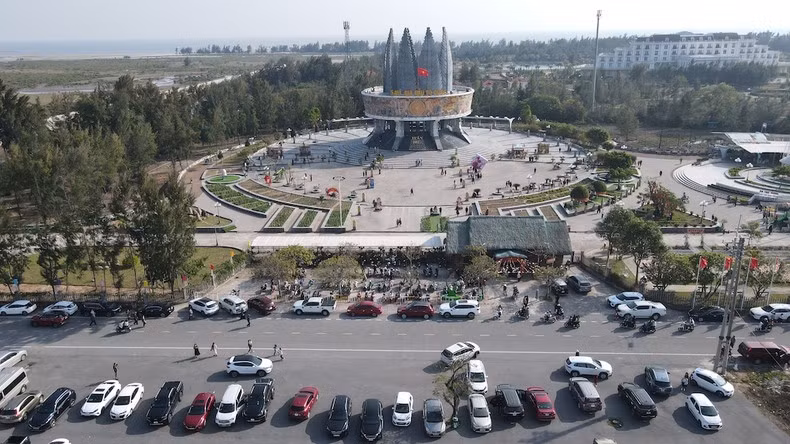 El número de viajeros a Mong Cai aumentó considerablemente después de la apertura de la carretera Van Don-Mong Cai.