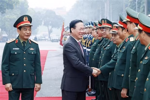El presidente de Vietnam, Vo Van Thuong, y líderes de la Comisión Militar Central y el Ministerio de Defensa (Fuente:VNA) El presidente de Vietnam, Vo Van Thuong, y líderes de la Comisión Militar Central y el Ministerio de Defensa (Fuente:VNA)