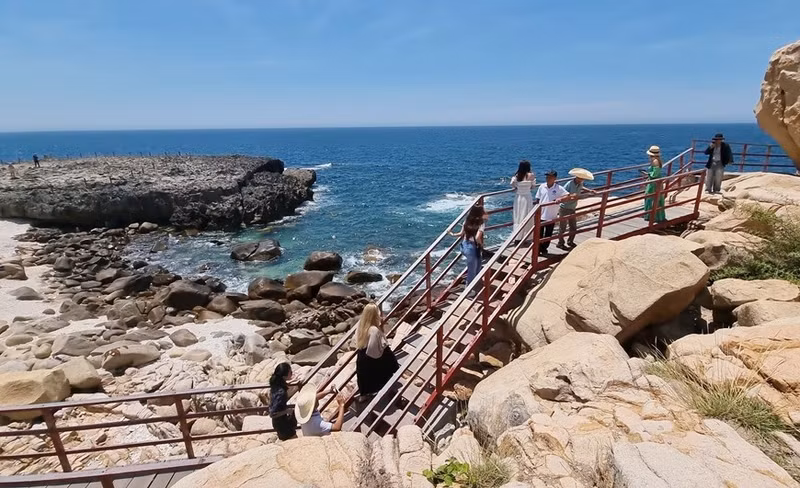 Turistas visitan la cueva Rai. (Foto: VNA)
