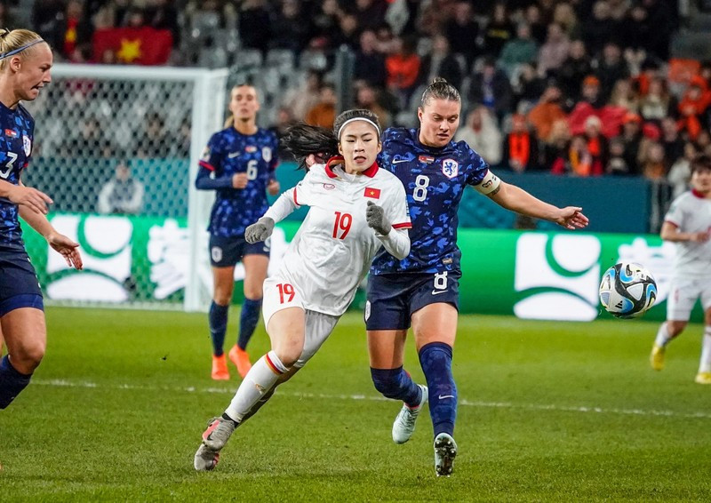 La delantera vietnamita Nguyen Thi Thanh Nha (camiseta blanca) en el partido.