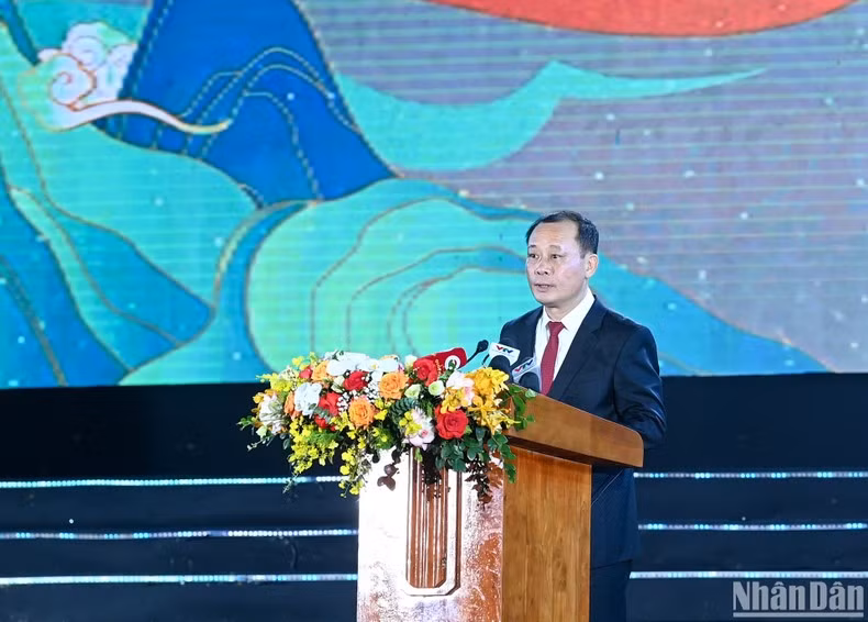El secretario del Partido Comunista de Vietnam en la ciudad de Vinhy presidente de su Consejo Popular, Phan Duc Dong pronuncia el discurso conmemorativo.