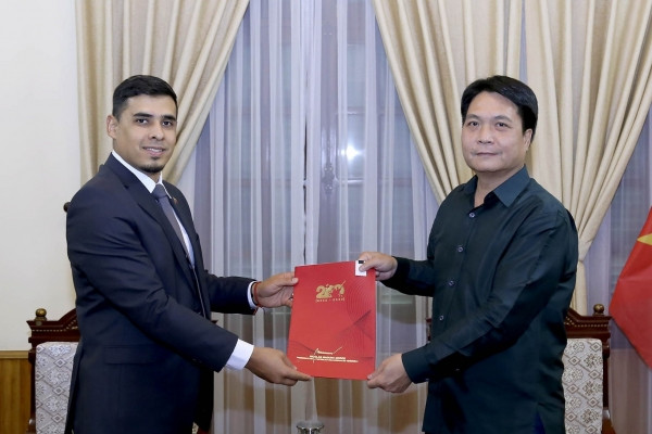 El embajador Nguyen Viet Dung, jefe del Departamento de Protocolo del Estado de Vietnam, recibe al nuevo embajador de Venezuela en Hanói, Juan Carlos Fernández Juárez.