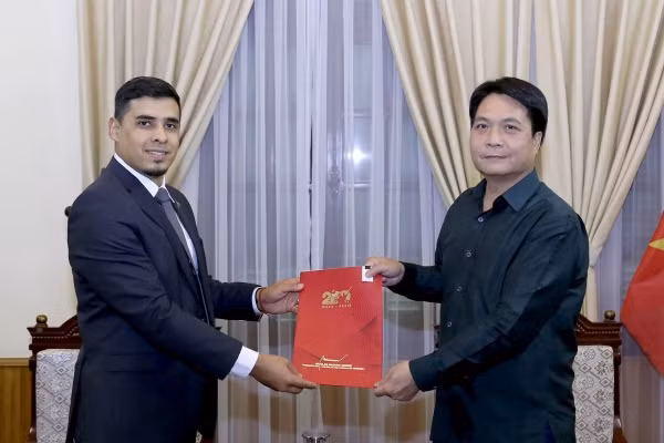 El embajador Nguyen Viet Dung, jefe del Departamento de Protocolo del Estado de Vietnam, recibe al nuevo embajador de Venezuela en Hanói, Juan Carlos Fernández Juárez.