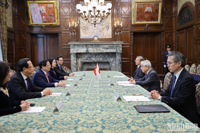 El primer ministro de Vietnam, Pham Minh Chinh, se reúne con el presidente de la Cámara de Consejeros de Japón, Otsuji Hidehisa. (Foto: VNA)