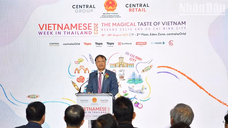 El ministro de Industria y Comercio de Vietnam, Do Thang Hai, habla en el acto inaugural.