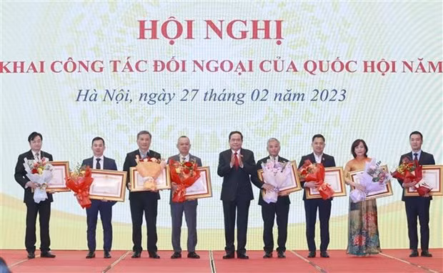 El vicepresidente de la Asamblea Nacional de Vietnam Tran Thanh Man entrega certificados de mérito a las organizaciones e individuos sobresalientes. (Foto: VNA)