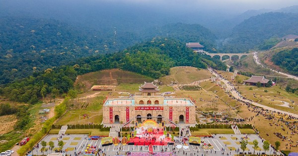 La zona turística ecológica y espiritual Tay Yen Tu, en Bac Giang, recibió un gran número de turistas. 