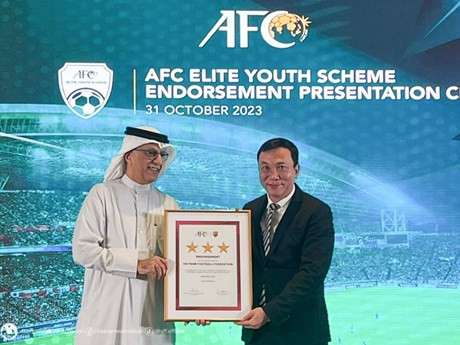 El presidente de la VFF, Tran Quoc Tuan, recibe el certificado. (Foto: VFF)