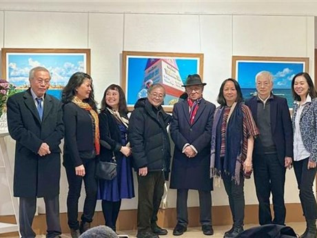 Miembros del Club de Amor por Hanói en Francia en la ceremonia de lanzamiento. Foto: VNA