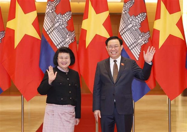 El presidente de la Asamblea Nacional de Vietnam, Vuong Dinh Hue, recibe a su homóloga camboyana, Samdech Khuon Sudary. (Foto: VNA)