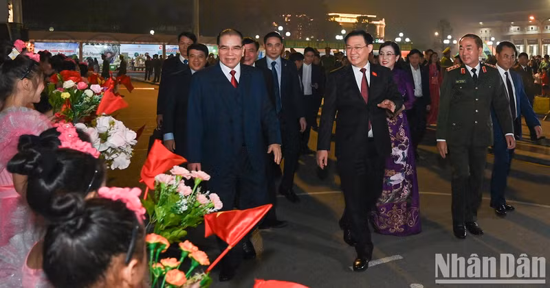 El ex secretario general Nong Duc Manh, el presidente de la Asamblea Nacional, Vuong Dinh Hue, y delegados asisten al evento. 