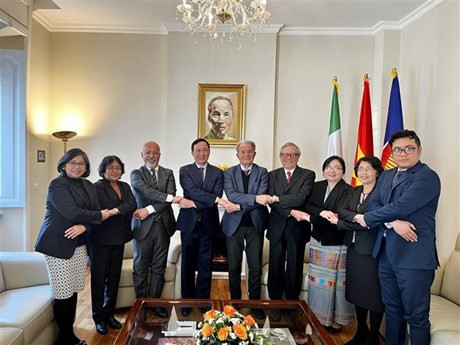 El embajador vietnamita Duong Hai Hung junto con otros embajadores de Asean y la directiva de la Asociación Italia-Asean. (Fotografía: VNA)
