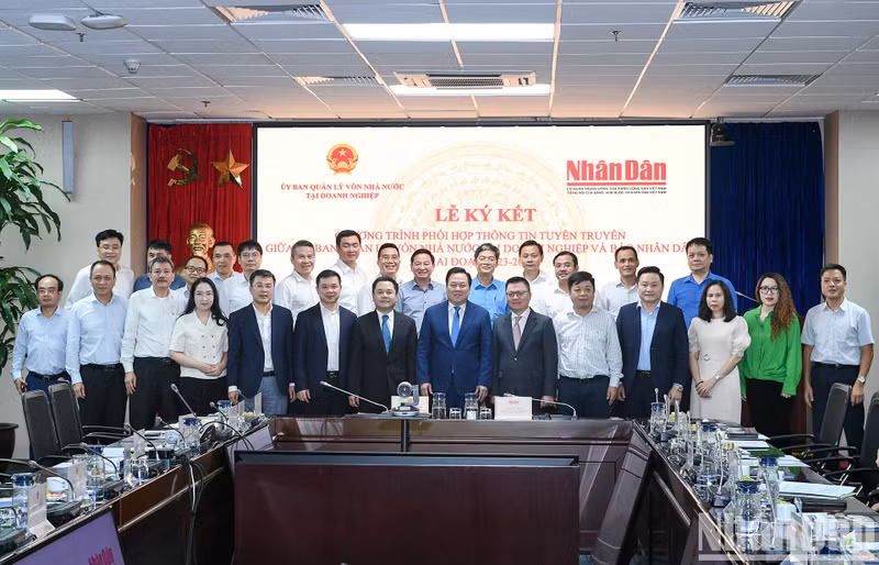 Nhan Dan y Comité de Gestión de Participación Estatal en Empresas firman acuerdo ảnh 10