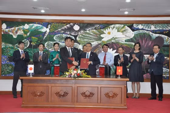 En el acto de firma.