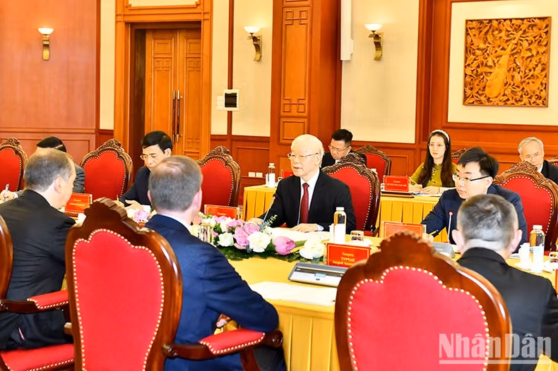 El máximo dirigente partidista de Vietnam habla en la reunión.