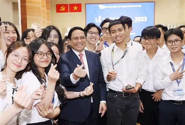 El primer ministro de Vietnam, Pham Minh Chinh, con estudiantes de la Universidad Nacional de Ciudad Ho Chi Minh (Fuente:VNA) El primer ministro de Vietnam, Pham Minh Chinh, con estudiantes de la Universidad Nacional de Ciudad Ho Chi Minh (Fuente:VNA)