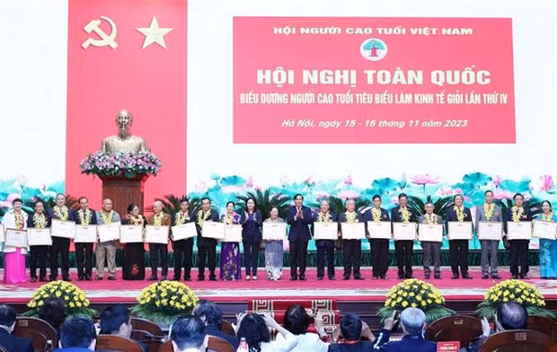 Personas mayores honrados en la ocasión por su logros en el campo económico. (Fuente: VNA)