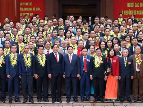 El primer ministro de Vietnam, Pham Minh Chinh (sexta persona desde la izquierda, primera fila) y delegados participantes en la cita. (Fuente: VNA)