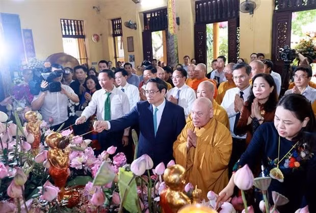 Los delegados realizan una ofrenda de inciensos en la pagoda de Quan Su, en Hanoi. (Foto: VNA)