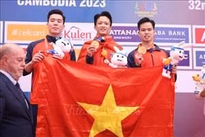 La medalla de oro para el equipo masculino de kata de karate de Vietnam (Fuente: VNA)