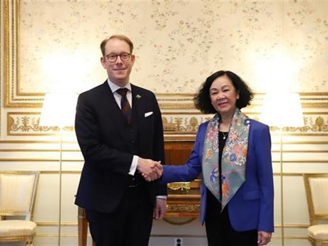 Truong Thi Mai con el canciller sueco Tobias Billstrom (Foto: VNA)