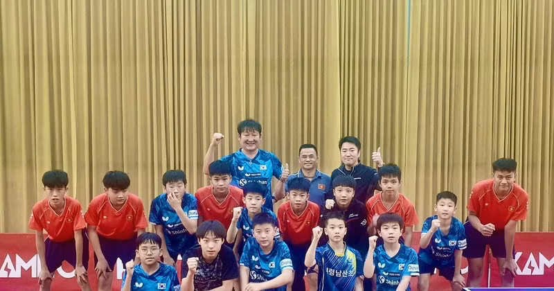 Jóvenes jugadores vietnamitas de ping-pong en topes amistosos con equipo de Busán