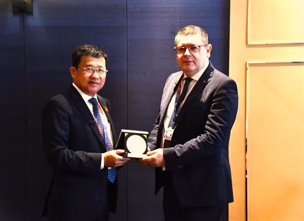 El presidente de la Comisión de Relaciones Exteriores del Parlamento vietnamita, Vu Hai Ha, y el presidente del Comité de Política Exterior y Cooperación Interparlamentaria del Parlamento de Ucrania, Oleksandr Merezhko (Fuente:VNA)