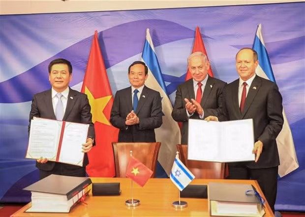 El ministro de Industria y Comercio de Vietnam, Nguyen Hong Dien, (primera persona en la izquierda) y su homólogo israelí de Economía e Industria, Nir Barkat (primera persona desde la derecha), firmaron el Tratado de Comercio Libre (TLC) entre los dos países (Fuente: VNA)