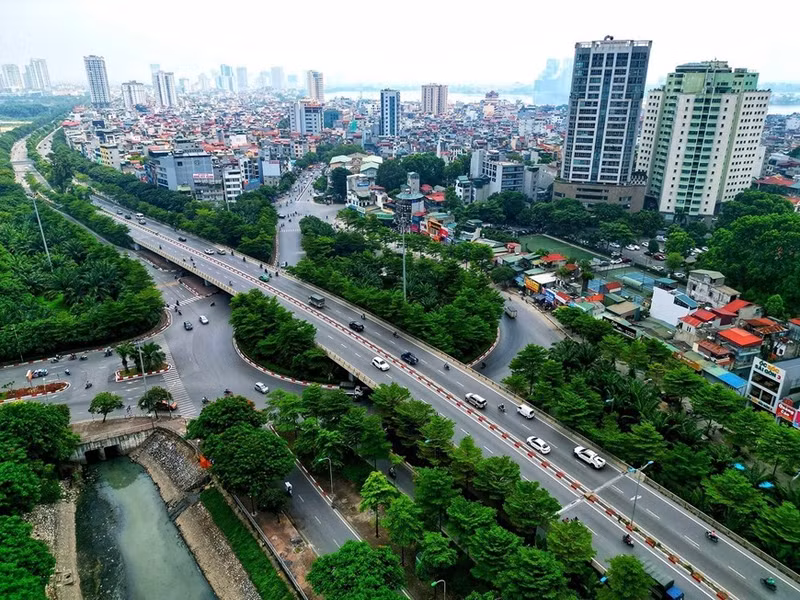 Un tramo elevado del eje del segundo corredor a lo largo del río To Lich está sombreado por numerosos árboles (Fuente: VNA) Un tramo elevado del eje del segundo corredor a lo largo del río To Lich está sombreado por numerosos árboles (Fuente: VNA)