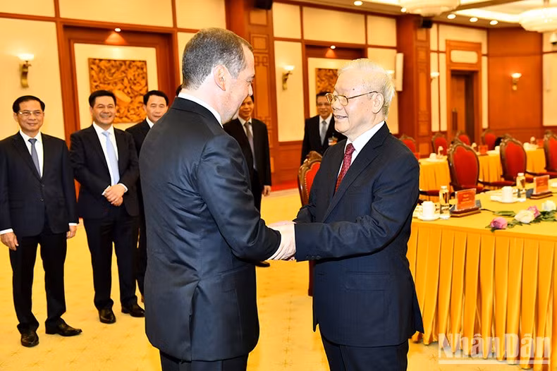 El secretario general del Partido Comunista de Vietnam, Nguyen Phu Trong y el presidente del Partido Rusia Unida y subtitular del Consejo de Seguridad de la Federación Rusa, Dmitri Medvédev.